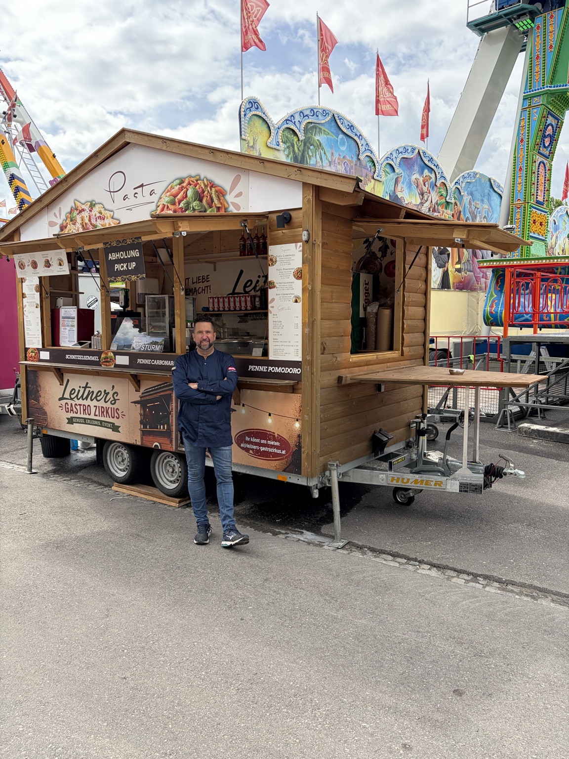 Alexander Leitner vor dem Nudelstand von Leitner’s Gastro Zirkus beim Welser Volksfest 2026